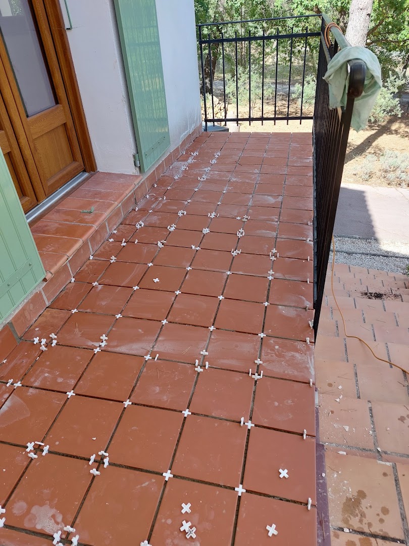 EURL Laurent Vilatte, depuis 2003 service peinture, plaquiste, carrelage, rénovation des sols et nettoyage de toiture. · Photos 11